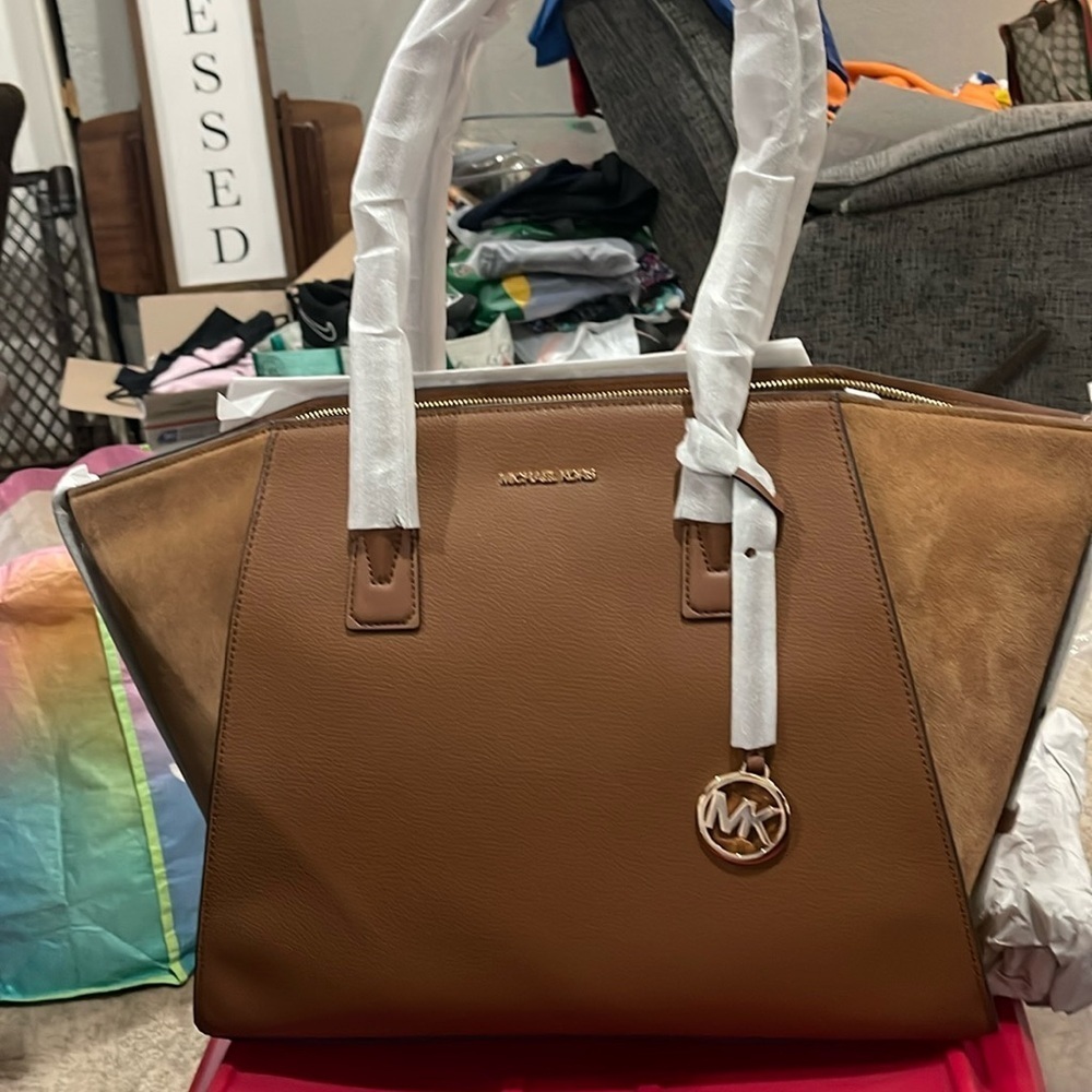 Michael Kors Camel large tote. Beautiful 🌸🌸🌸 tote , big side on each side